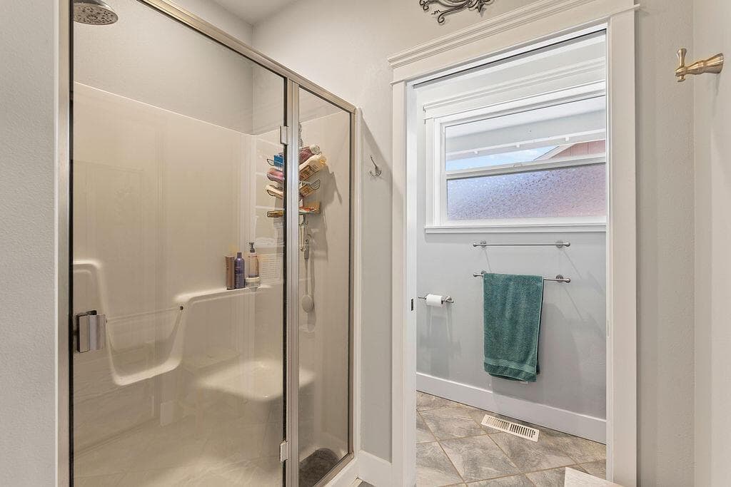 Photo of 1391 NE Del Norte Avenue 21 of 33
