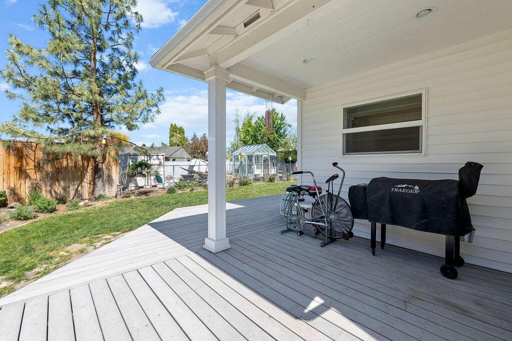 Photo of 1391 NE Del Norte Avenue 28 of 33