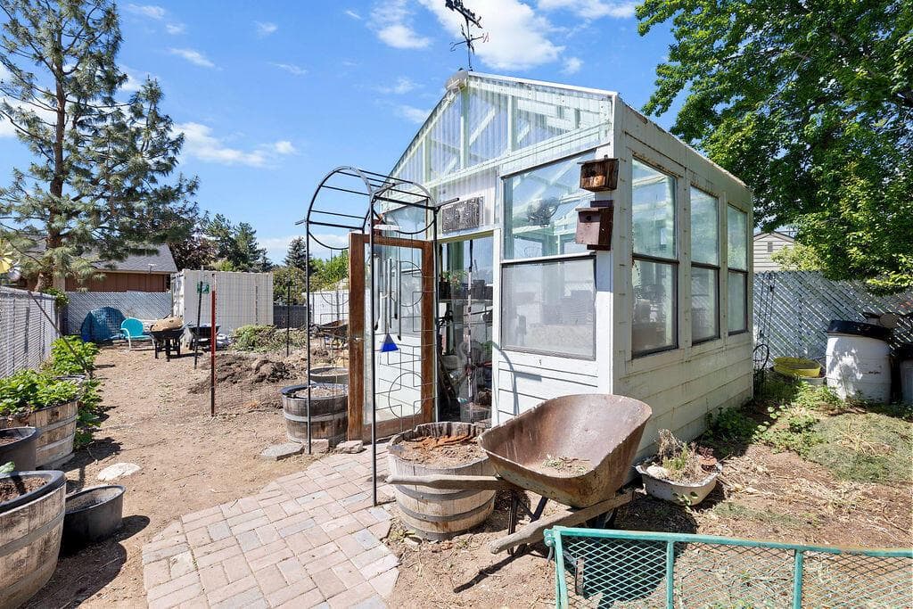 Photo of 1391 NE Del Norte Avenue 32 of 33