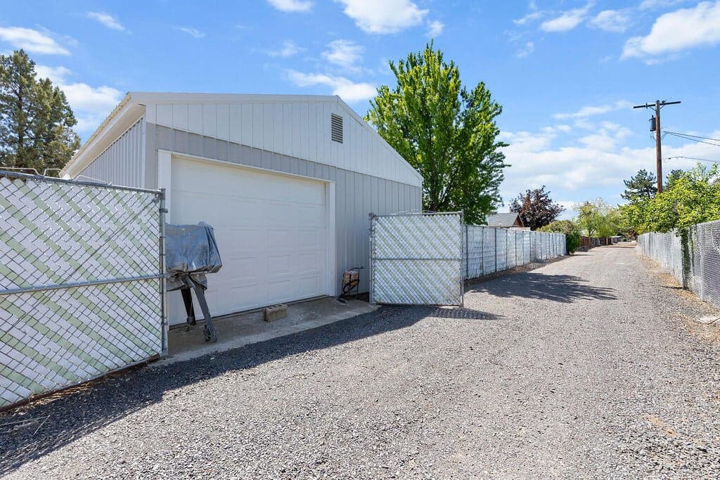 Photo of 1391 NE Del Norte Avenue 33 of 33