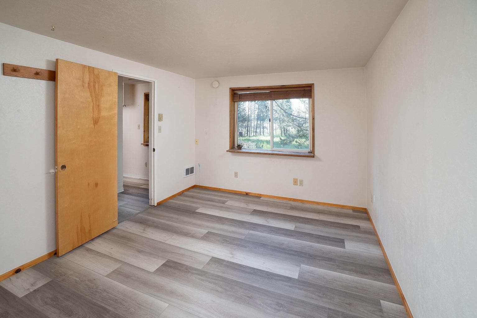 Photo of 16045 Davis Avenue 5 of 41