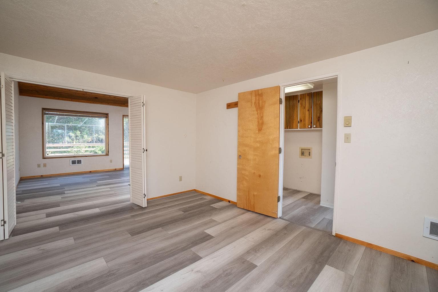 Photo of 16045 Davis Avenue 12 of 41