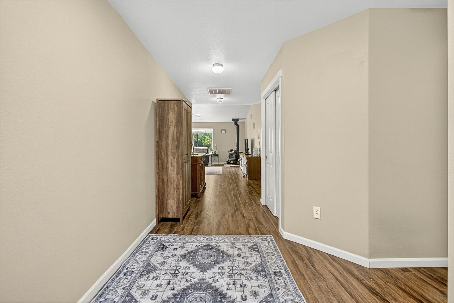 Photo of 2858 Deschutes 6 of 39