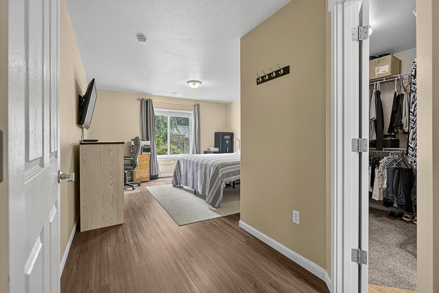 Photo of 2858 SW Deschutes Drive 10 of 39