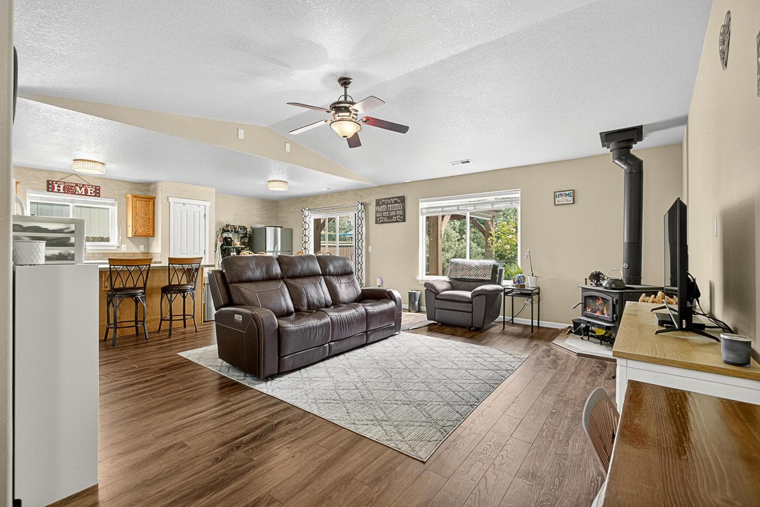 Photo of 2858 SW Deschutes Drive 13 of 39
