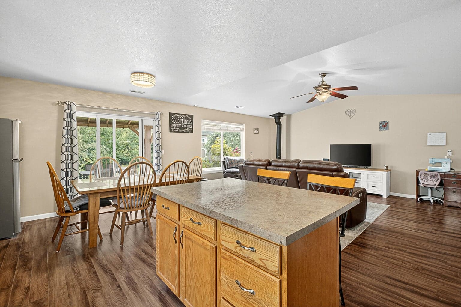 Photo of 2858 SW Deschutes Drive 23 of 39