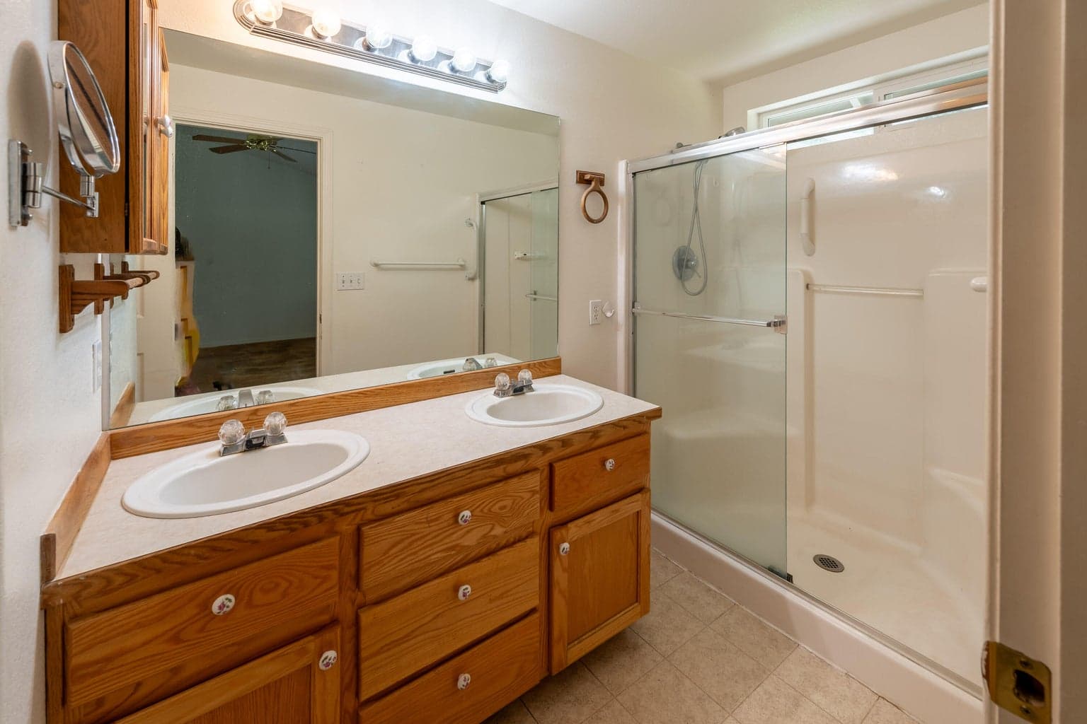 Photo of 857 NW Poplar Avenue 18 of 36