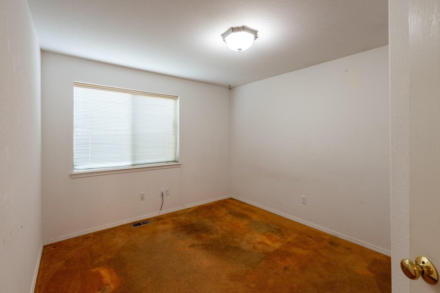 Photo of 857 NW Poplar Avenue 14 of 36