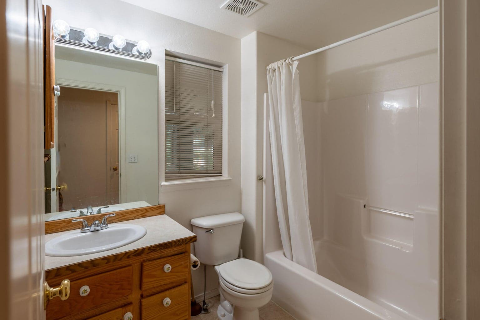 Photo of 857 NW Poplar Avenue 12 of 36