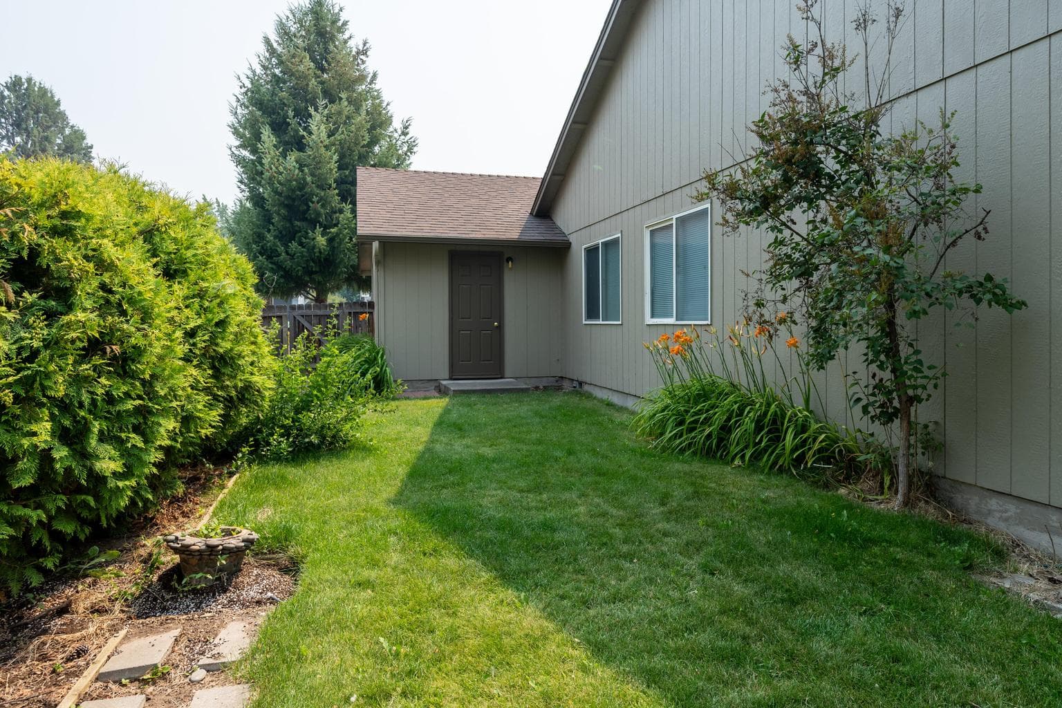 Photo of 857 NW Poplar Avenue 28 of 36