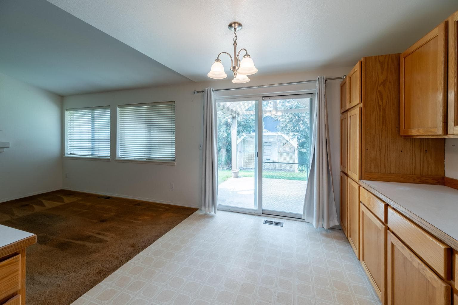 Photo of 857 NW Poplar Avenue 8 of 36