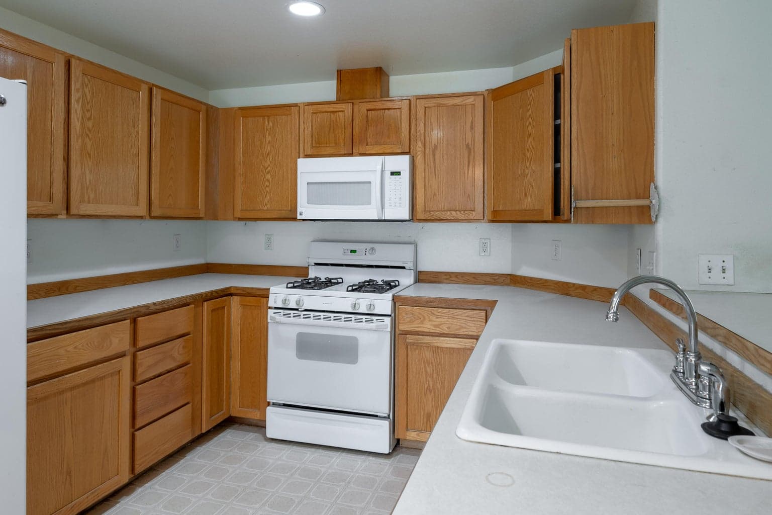 Photo of 857 NW Poplar Avenue 10 of 36