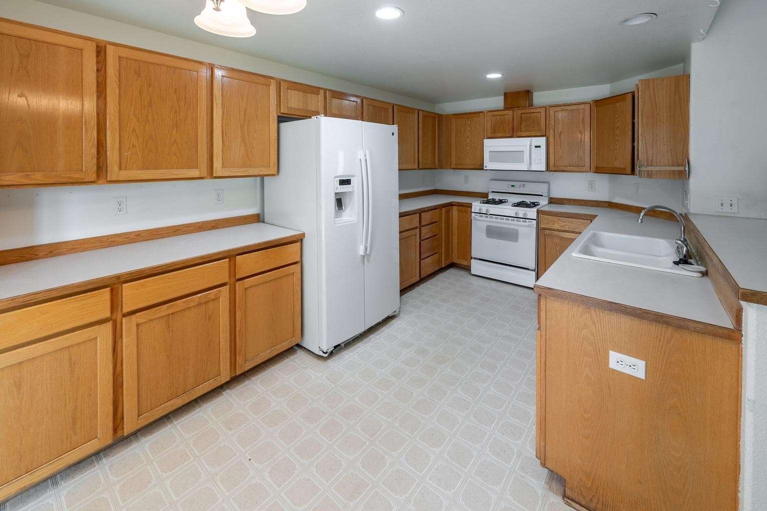 Photo of 857 NW Poplar Avenue 9 of 36