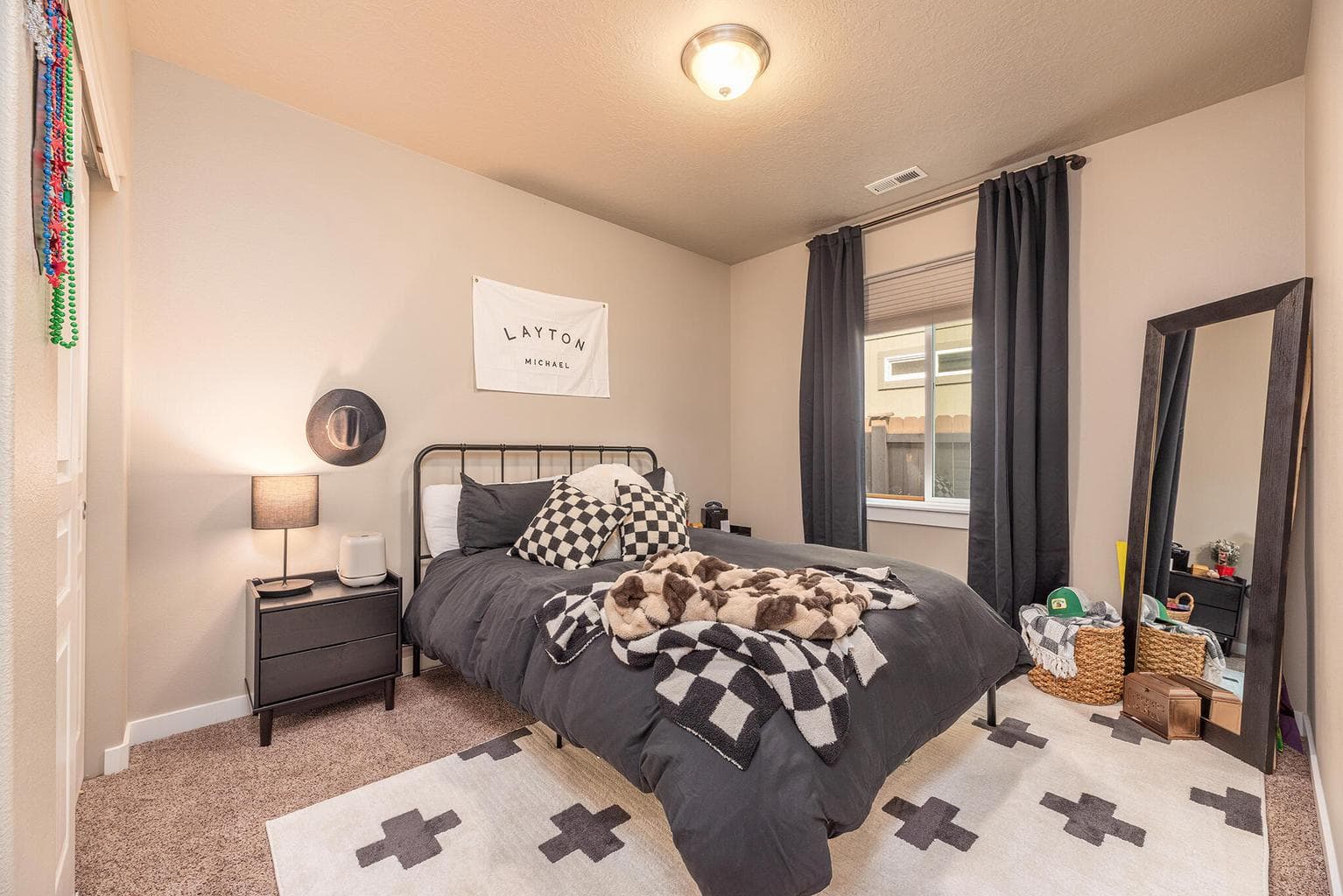 Photo of 2557 NW Glen Oak Avenue 9 of 39