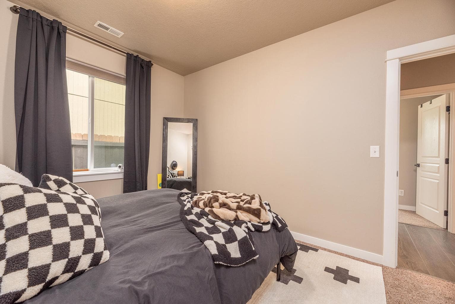 Photo of 2557 NW Glen Oak Avenue 10 of 39