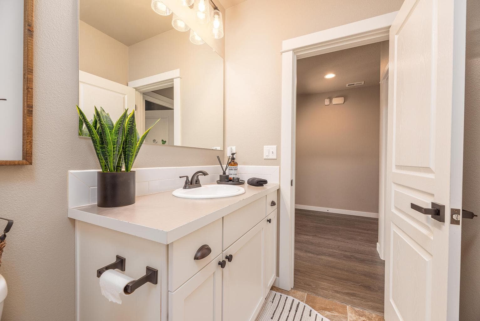 Photo of 2557 NW Glen Oak Avenue 8 of 39