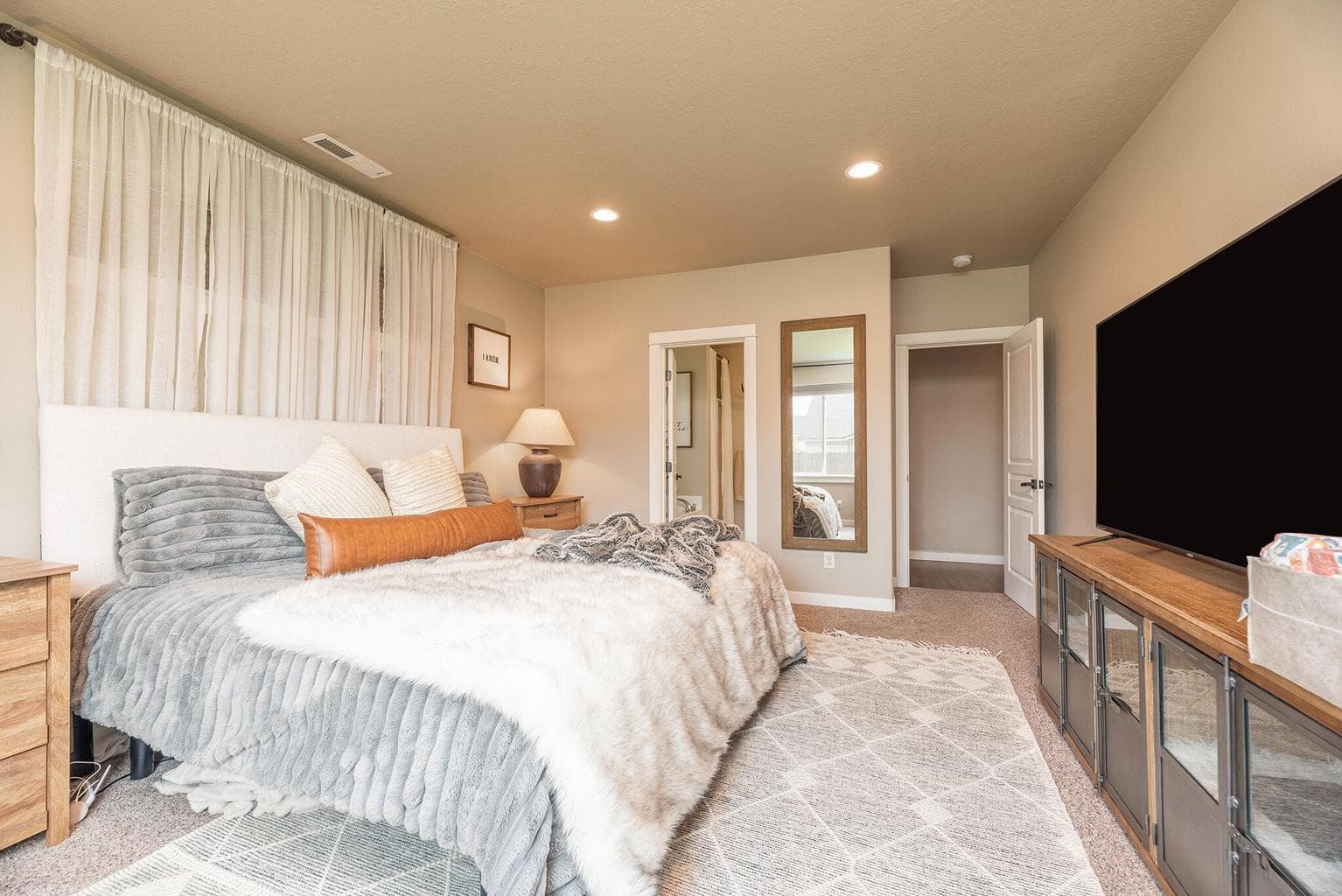 Photo of 2557 NW Glen Oak Avenue 27 of 39