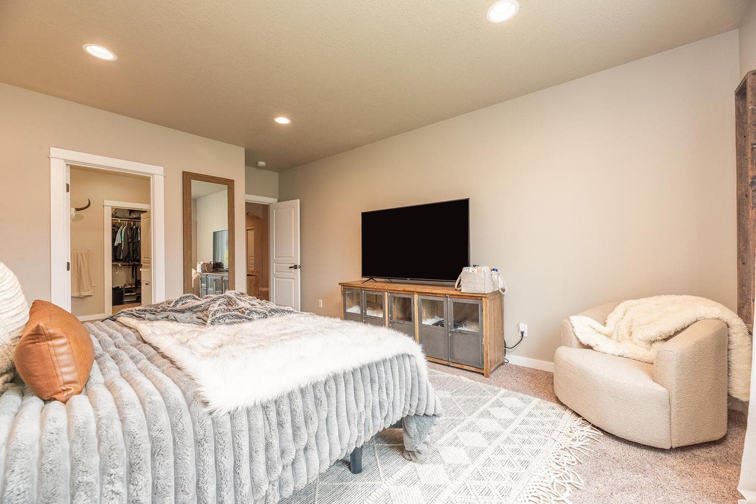 Photo of 2557 NW Glen Oak Avenue 28 of 39