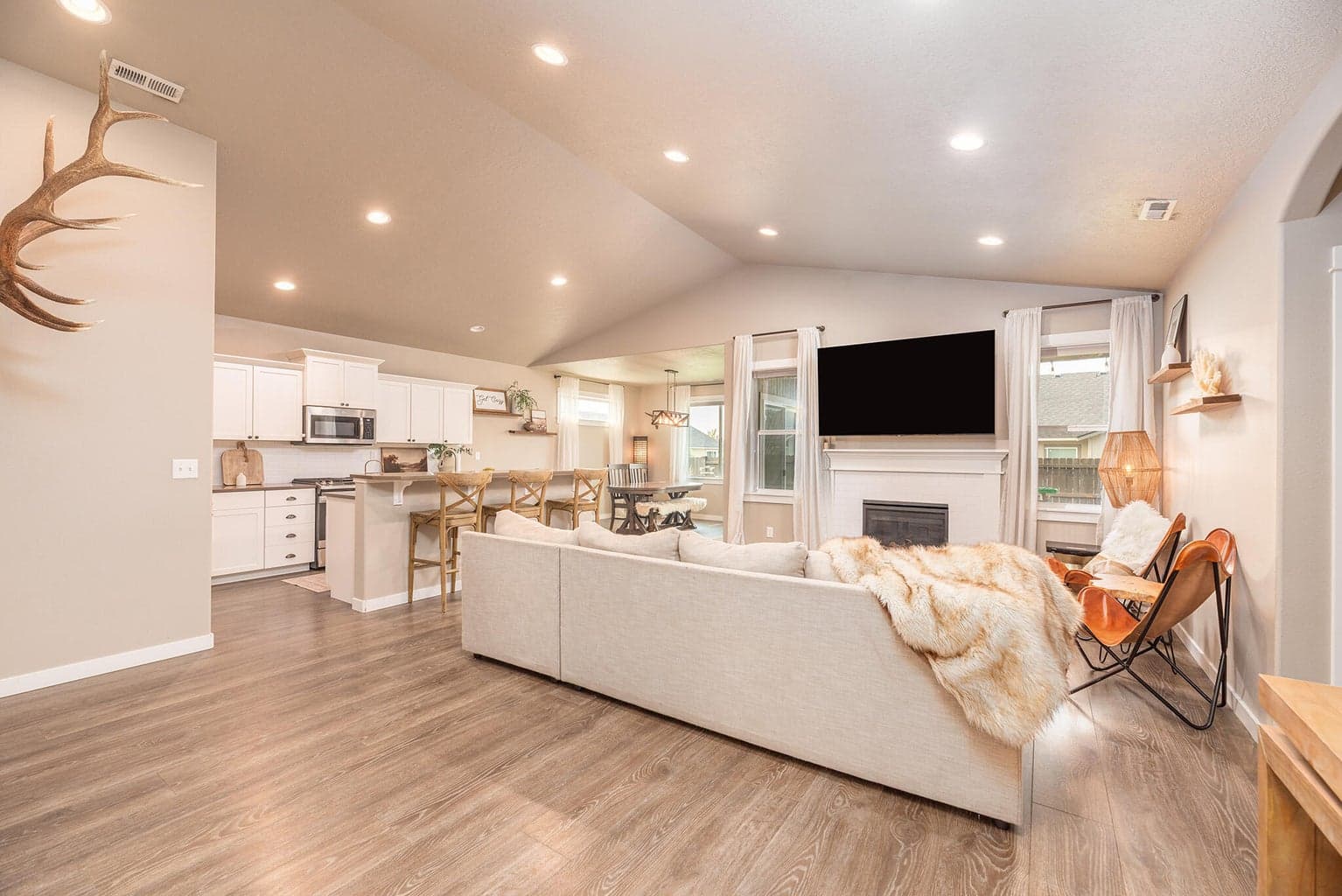 Photo of 2557 NW Glen Oak Avenue 16 of 39