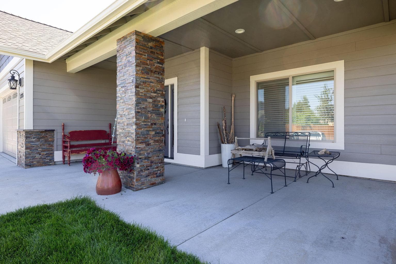 Grab Your Outdoor Furniture & Enjoy This Relaxing Space