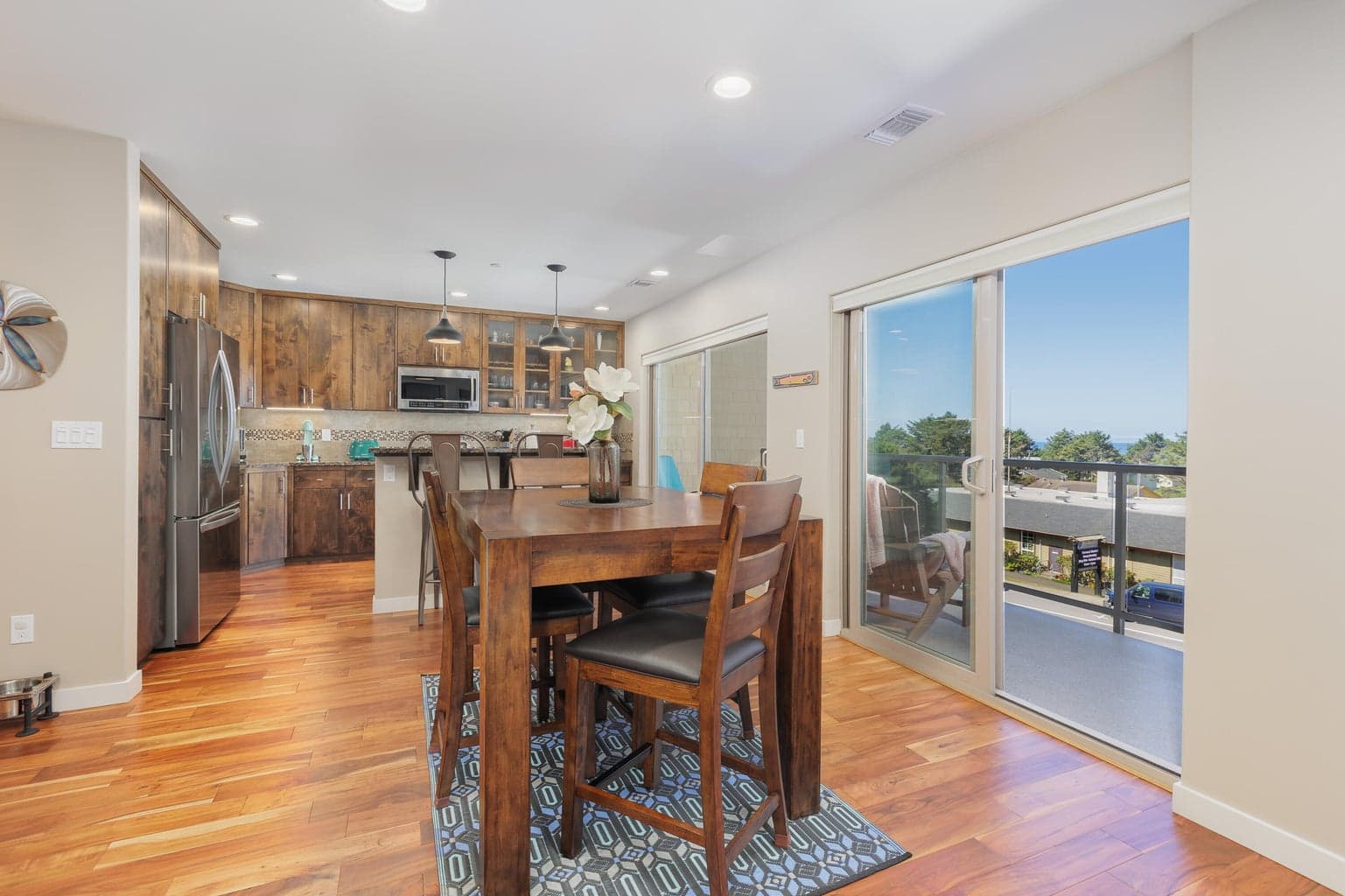 Kitchen & Eating Area
