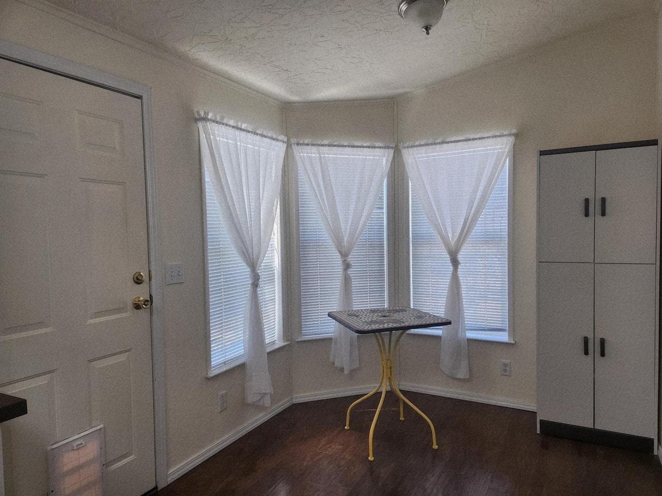 kitchen has a nook with bay window, perfect for enjoying your morning coffee.