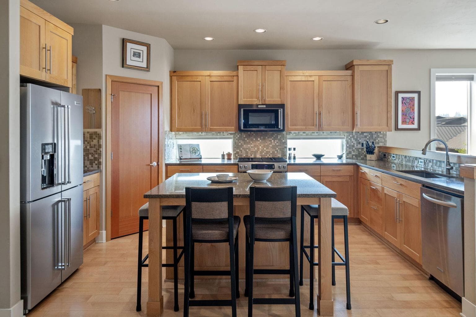 Photo of 892 SW Theater Drive 10 of 33
