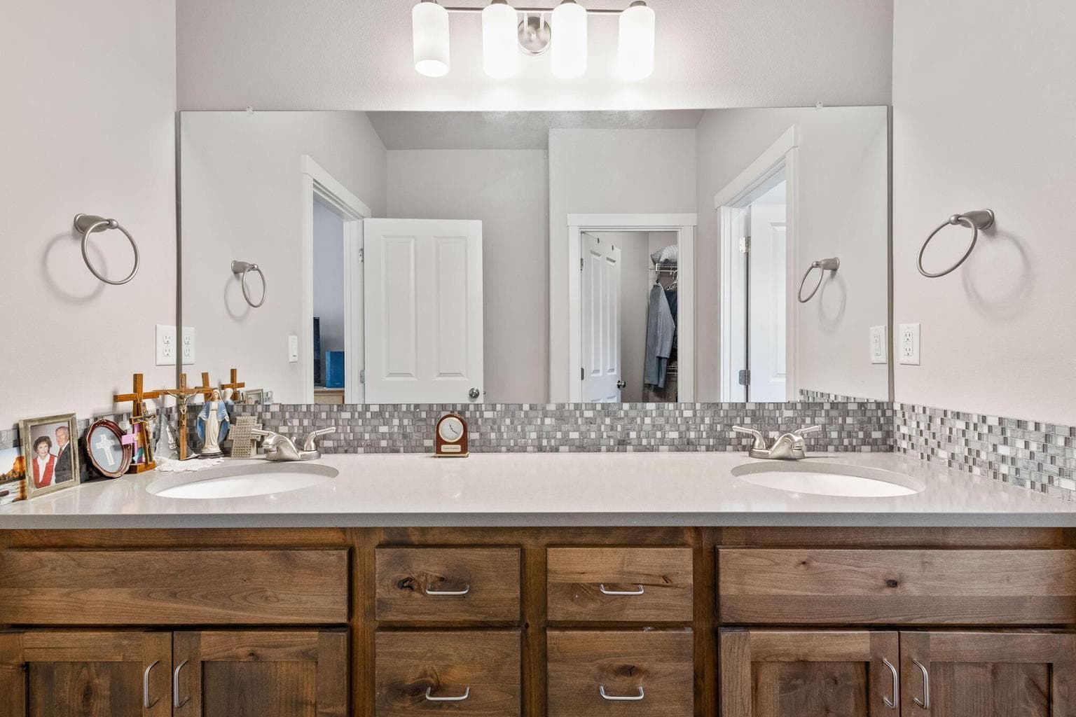Dual vanity