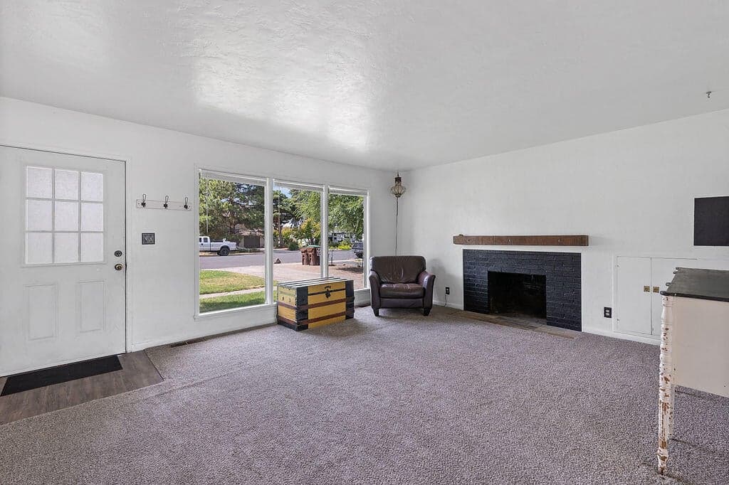 Photo of 755 NE Ochoco Avenue 8 of 25