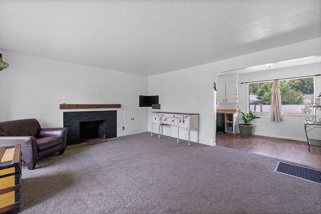 Photo of 755 NE Ochoco Avenue 9 of 25