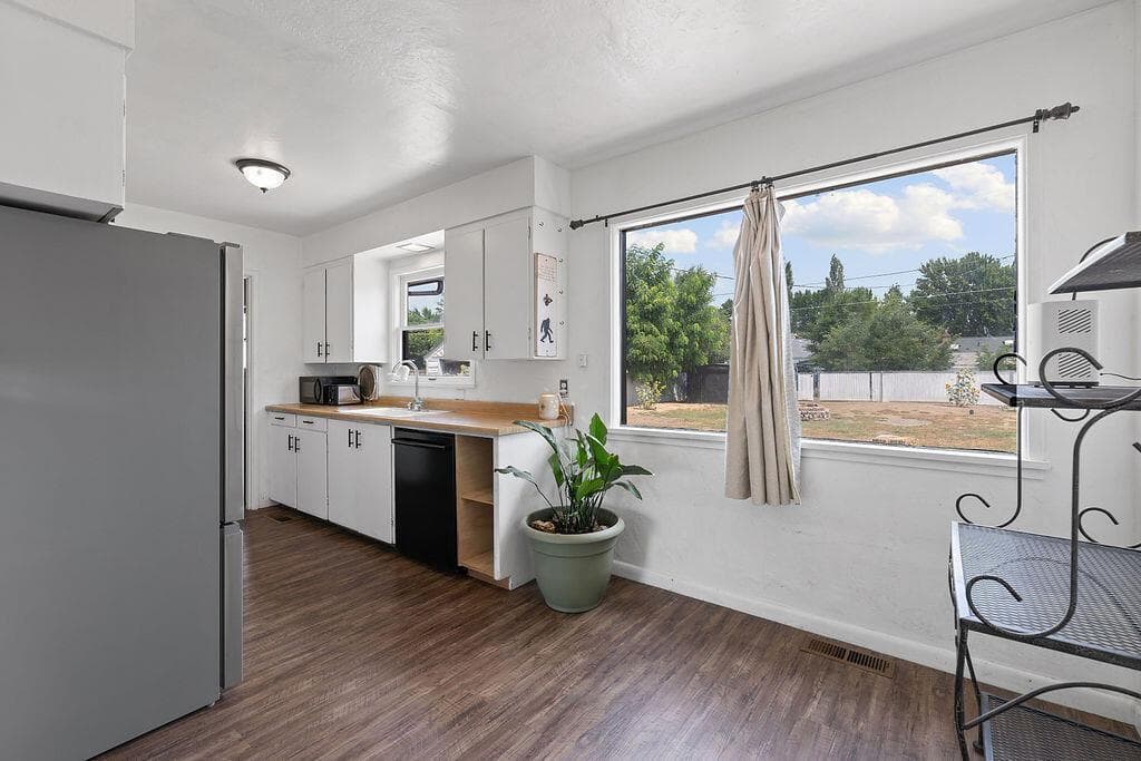 Photo of 755 NE Ochoco Avenue 10 of 25