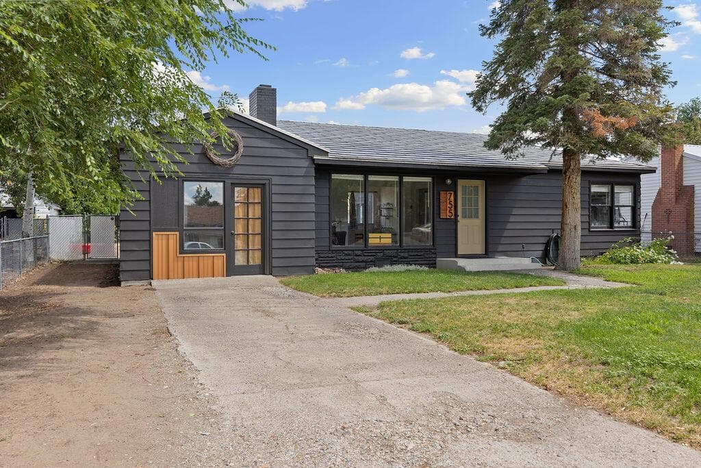 Photo of 755 Ochoco 1 of 25