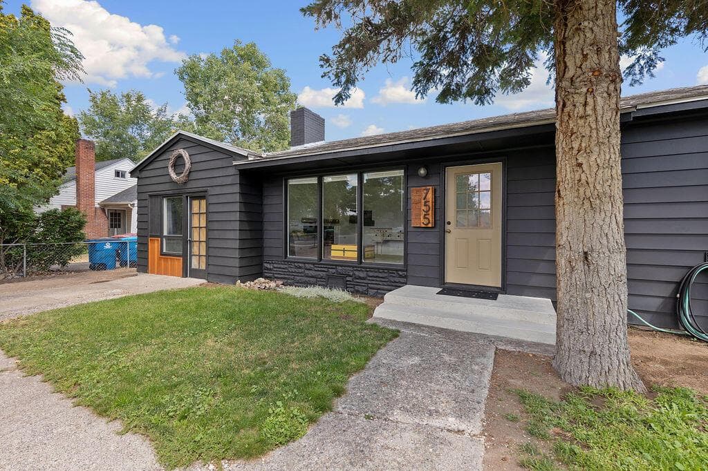 Photo of 755 NE Ochoco Avenue 6 of 25