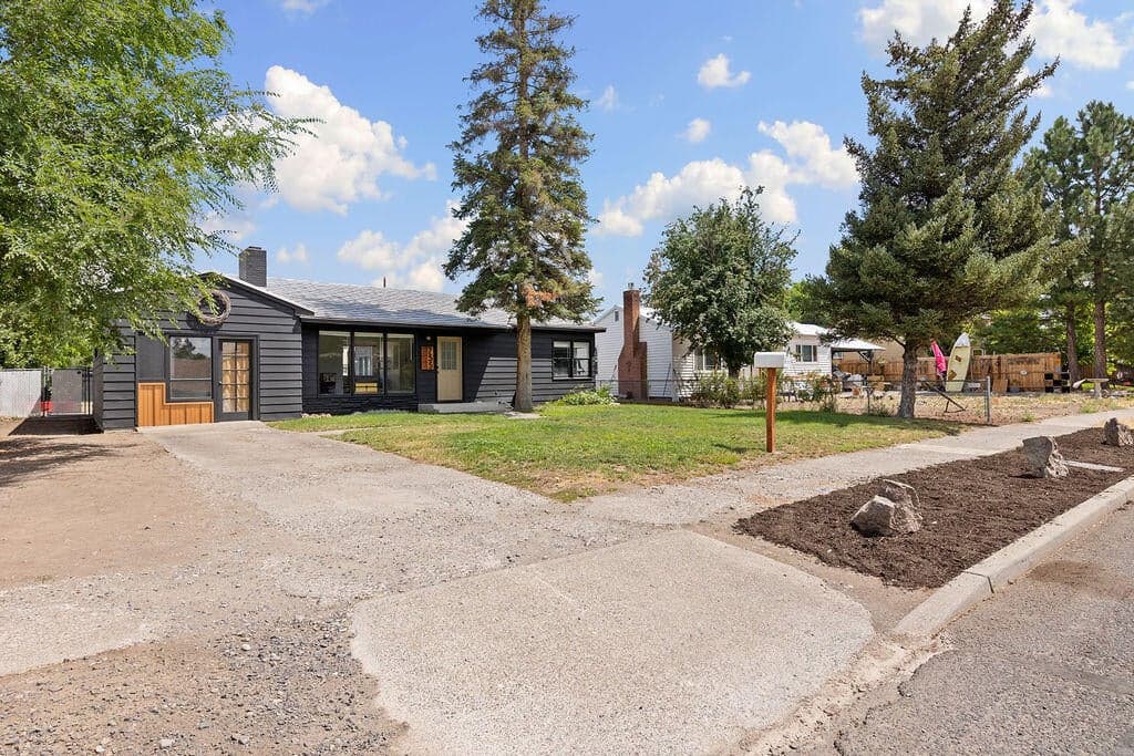 Photo of 755 NE Ochoco Avenue 7 of 25