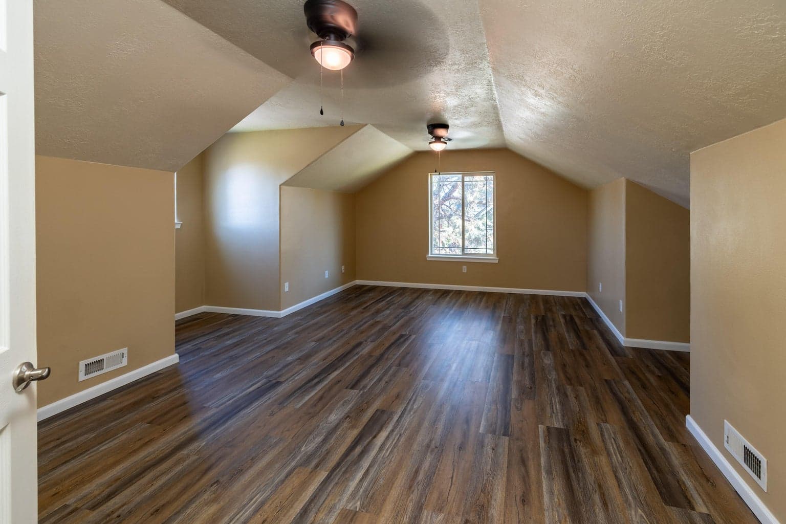 Photo of 3616 SW Hillcrest Drive 21 of 47