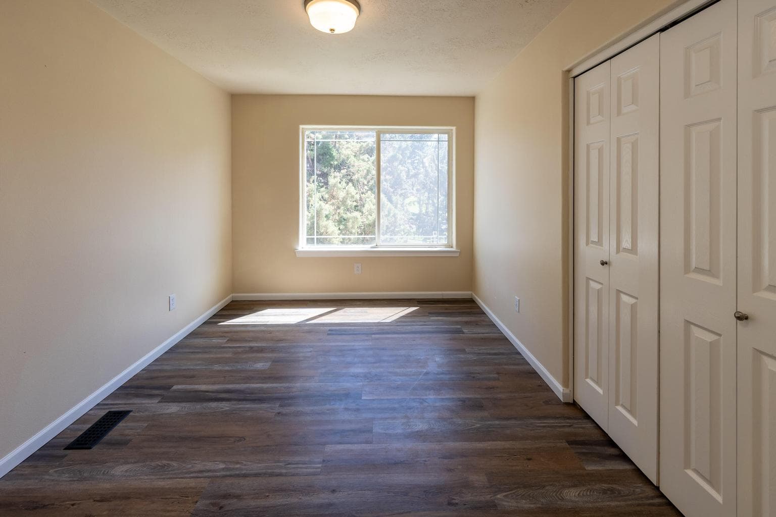 Photo of 3616 SW Hillcrest Drive 22 of 47