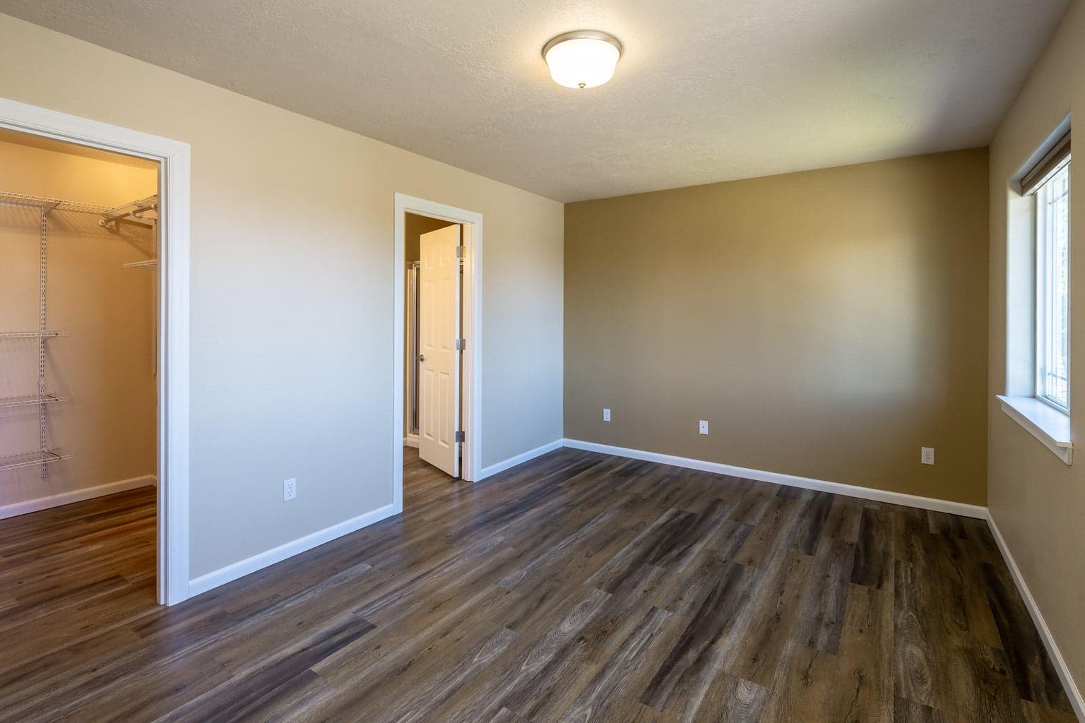 Photo of 3616 SW Hillcrest Drive 16 of 47