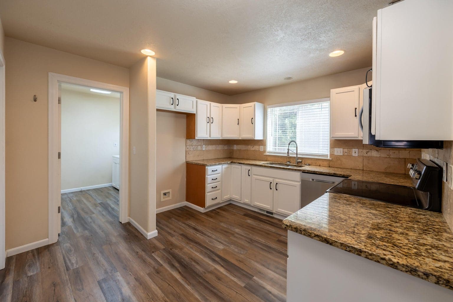 Photo of 3616 SW Hillcrest Drive 8 of 47