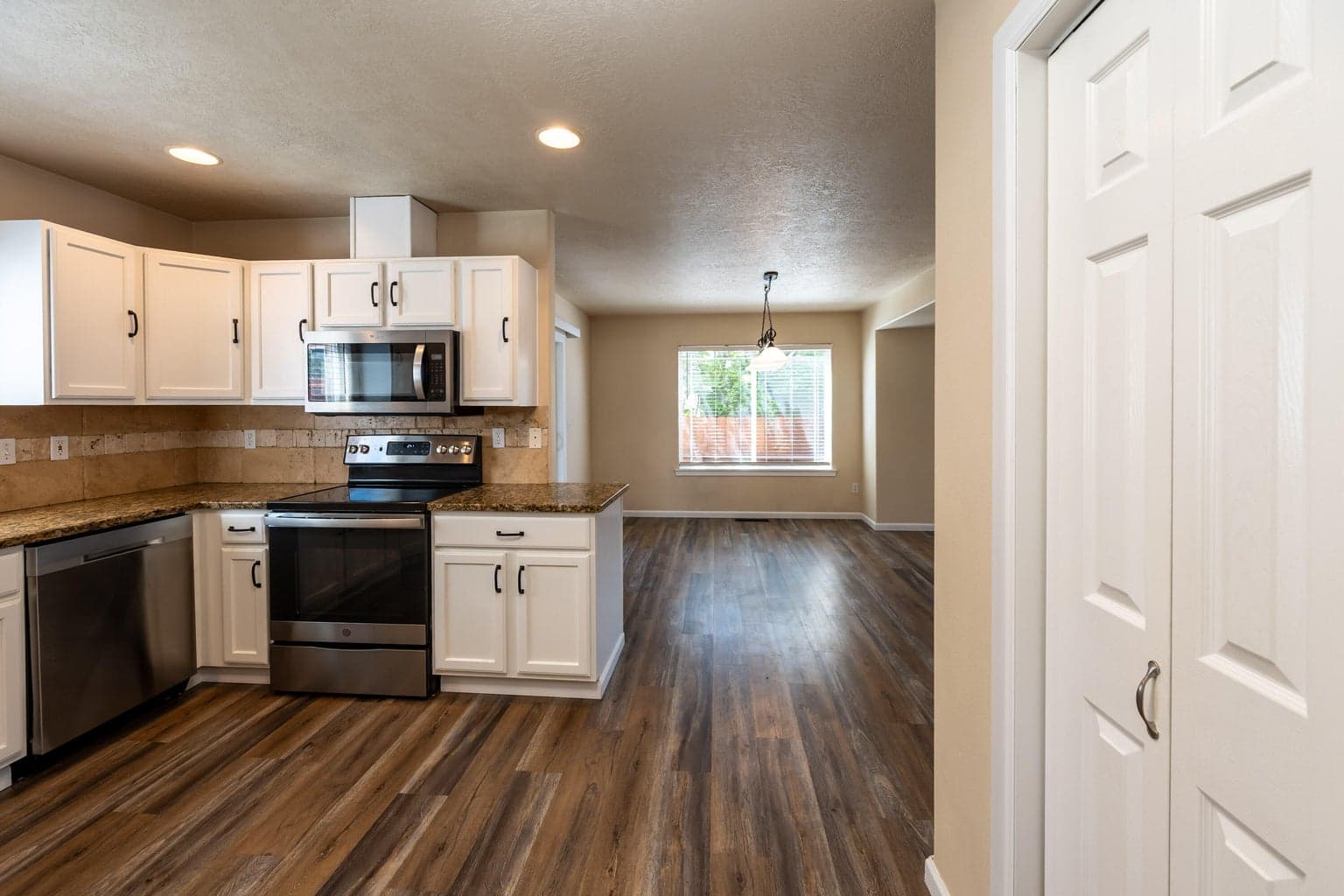 Photo of 3616 SW Hillcrest Drive 10 of 47