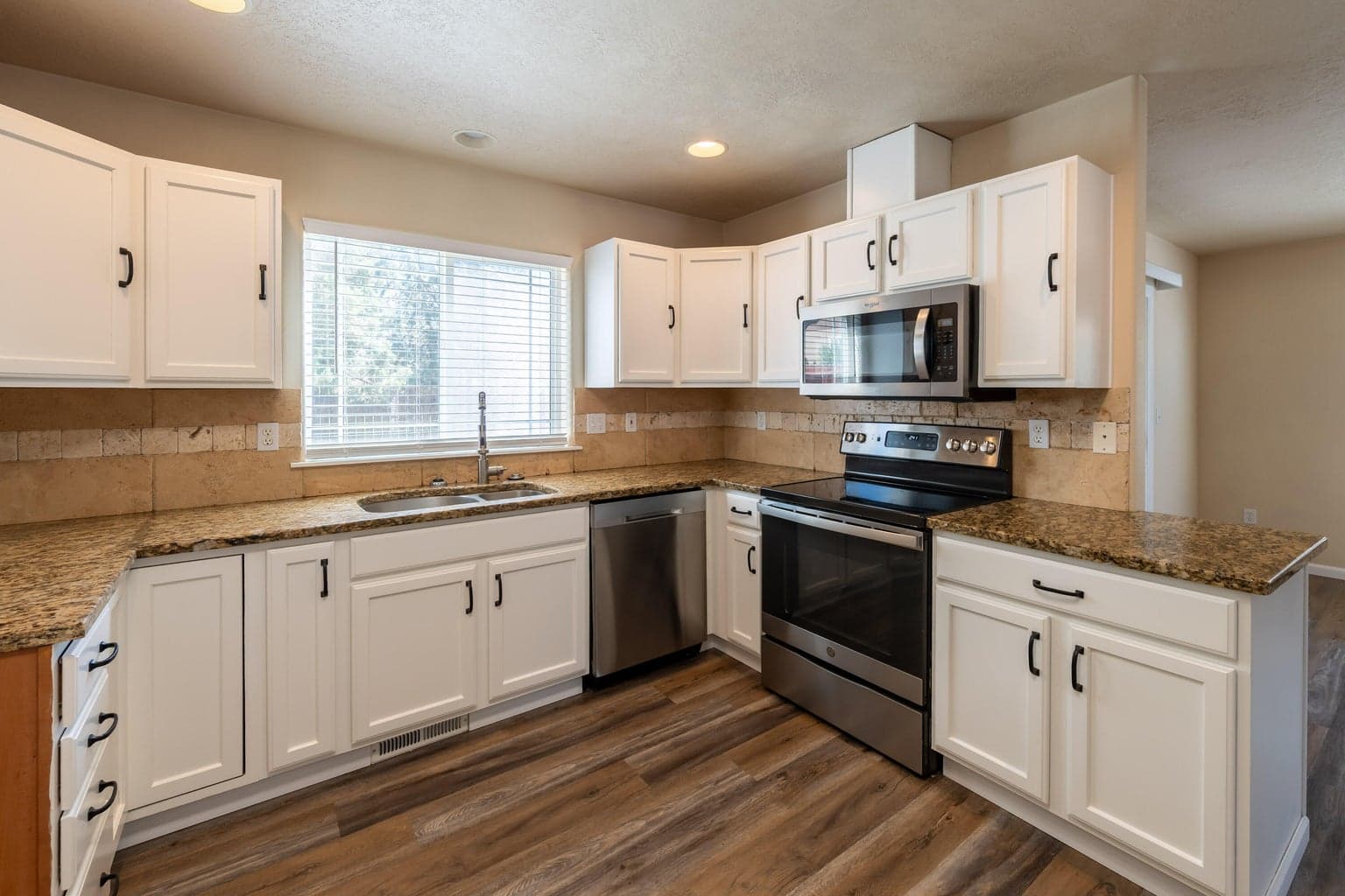 Photo of 3616 SW Hillcrest Drive 9 of 47