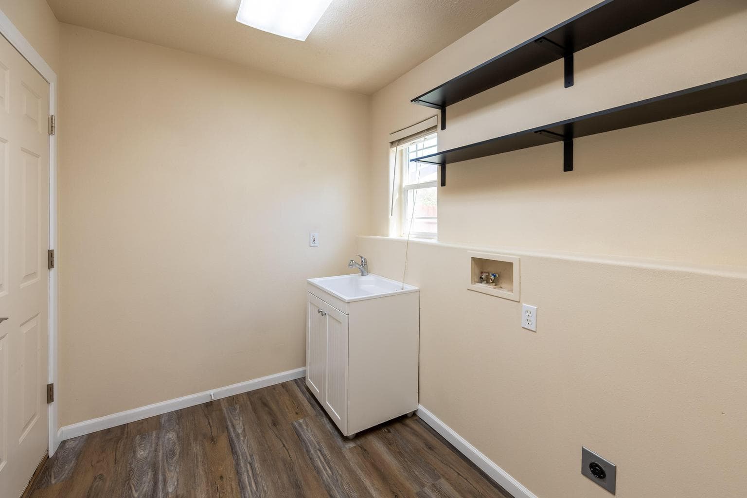Photo of 3616 SW Hillcrest Drive 12 of 47