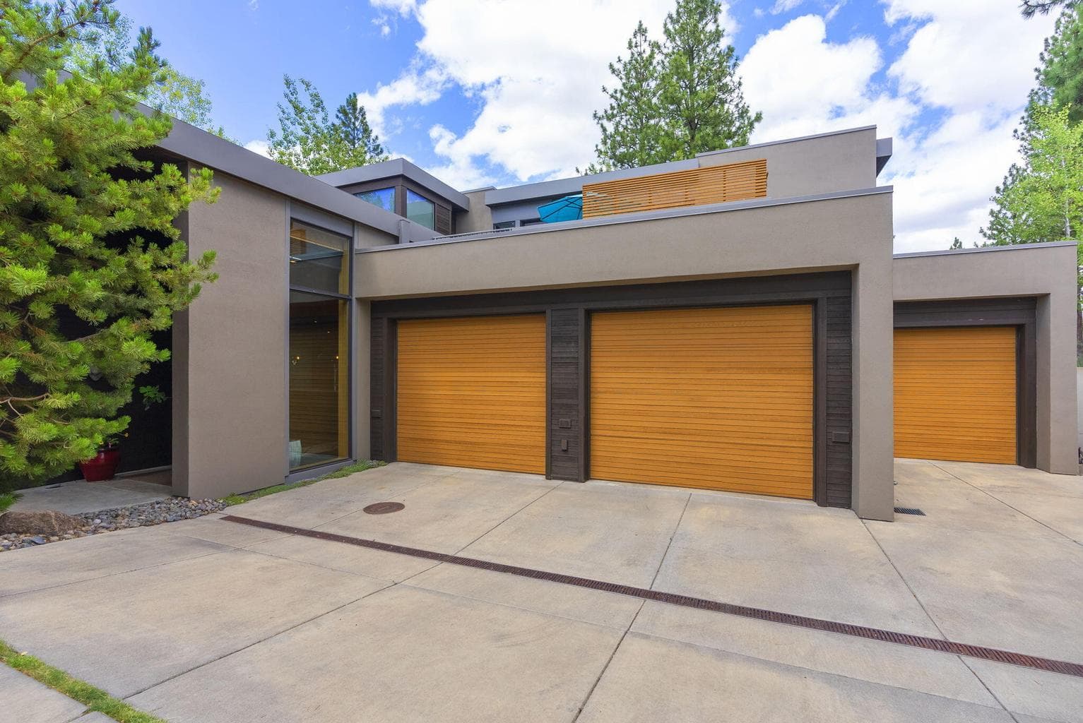 Oversized 3 car garage for all your Bend gear.