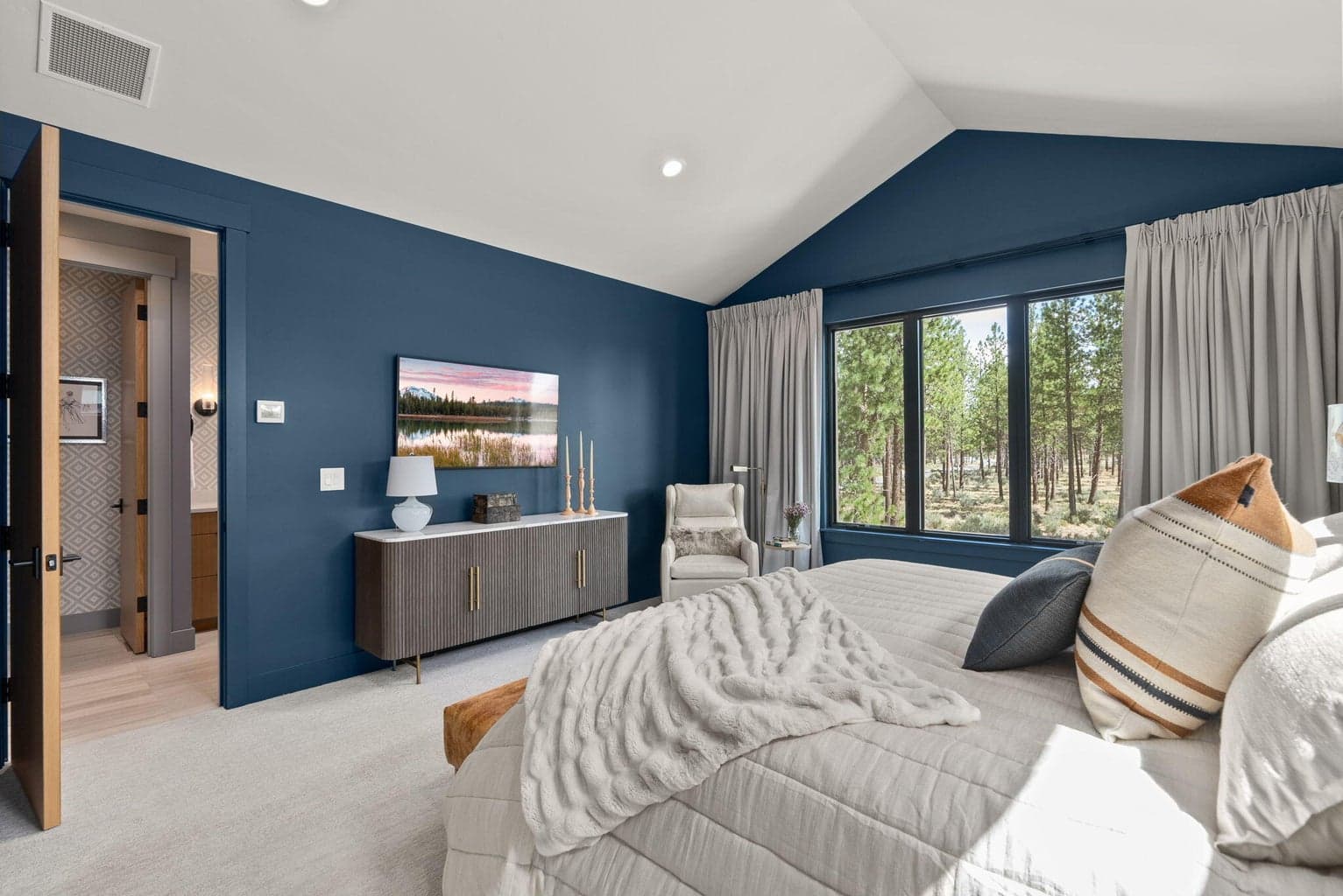 Photo of 1192 NW Skyline Ranch Road 33 of 68