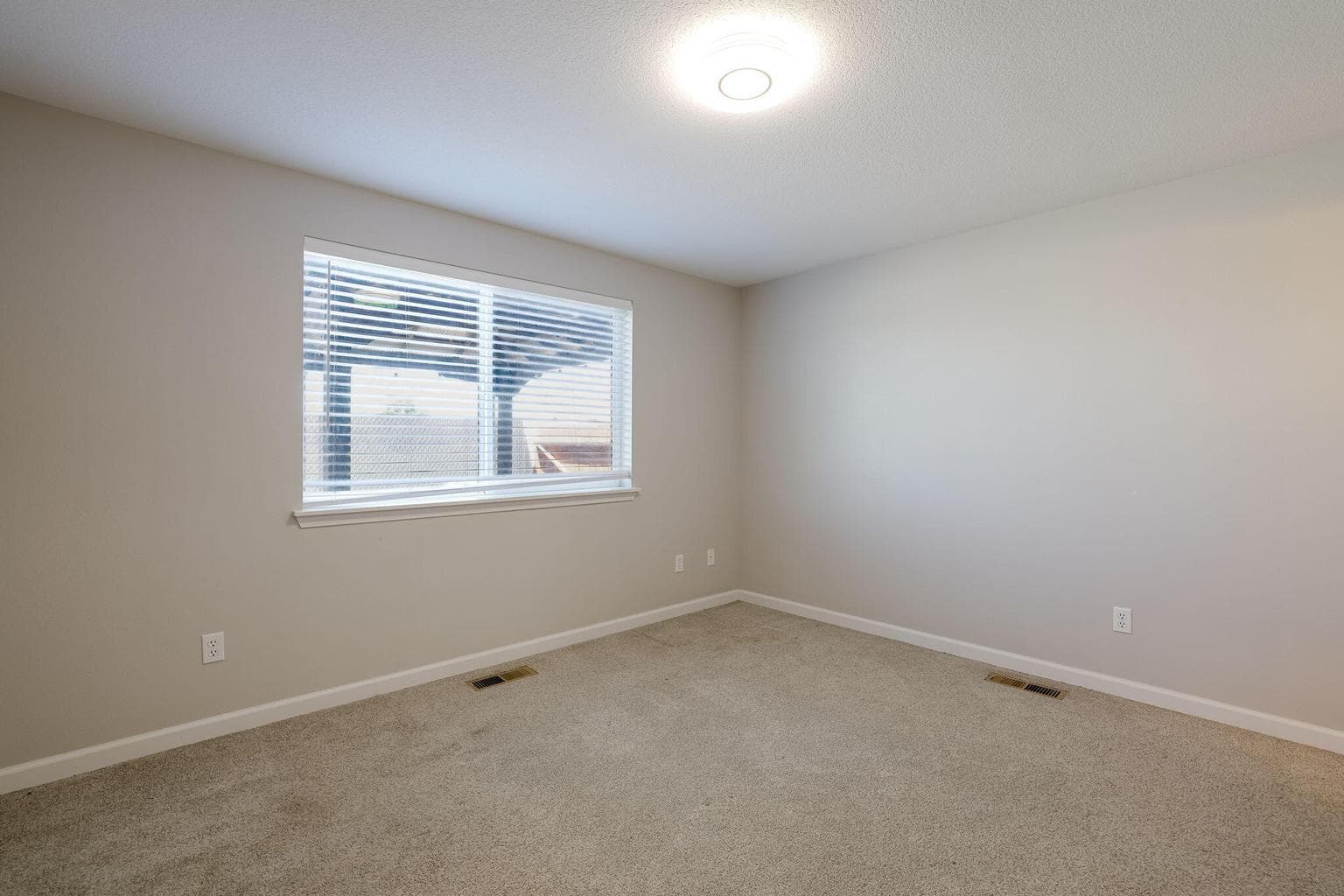 Photo of 516 SE Ponderosa Drive 16 of 38