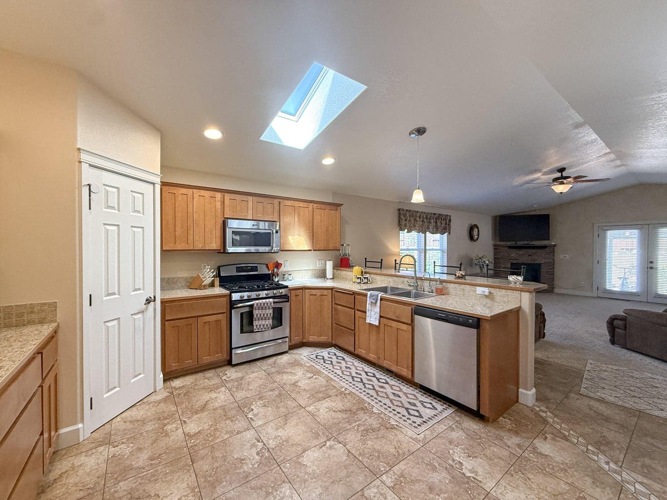 Photo of 899 NE Cobblestone Court 6 of 30