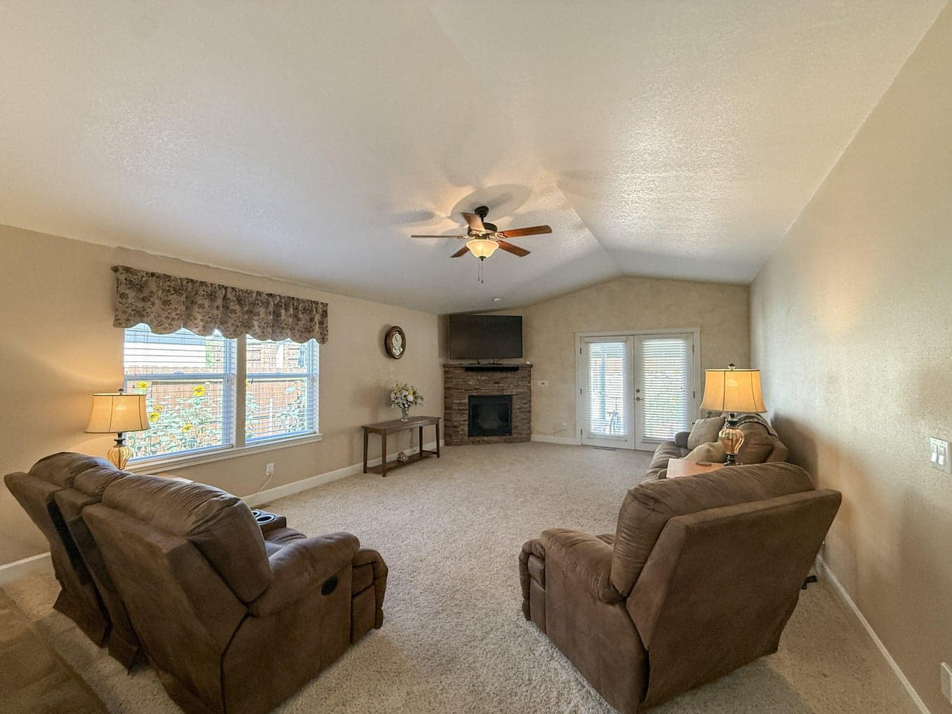 Photo of 899 NE Cobblestone Court 8 of 30
