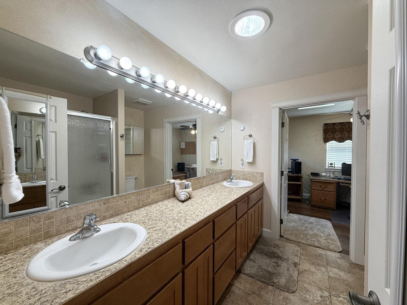 Photo of 899 NE Cobblestone Court 12 of 30