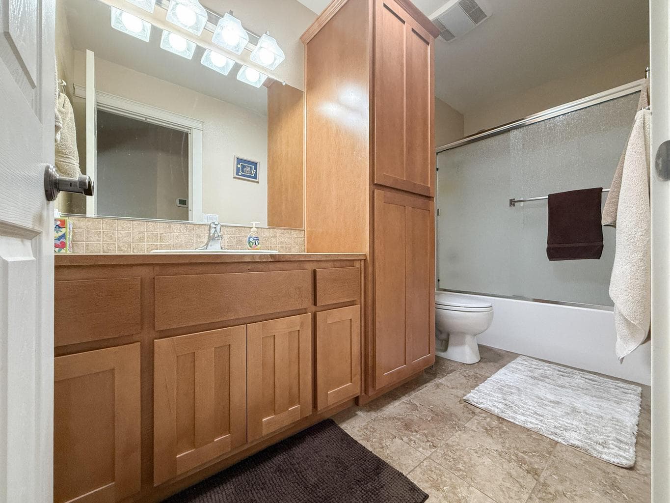 Photo of 899 NE Cobblestone Court 15 of 30