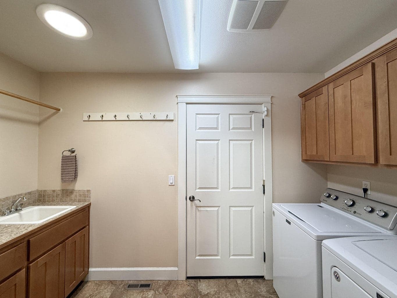 Photo of 899 NE Cobblestone Court 18 of 30