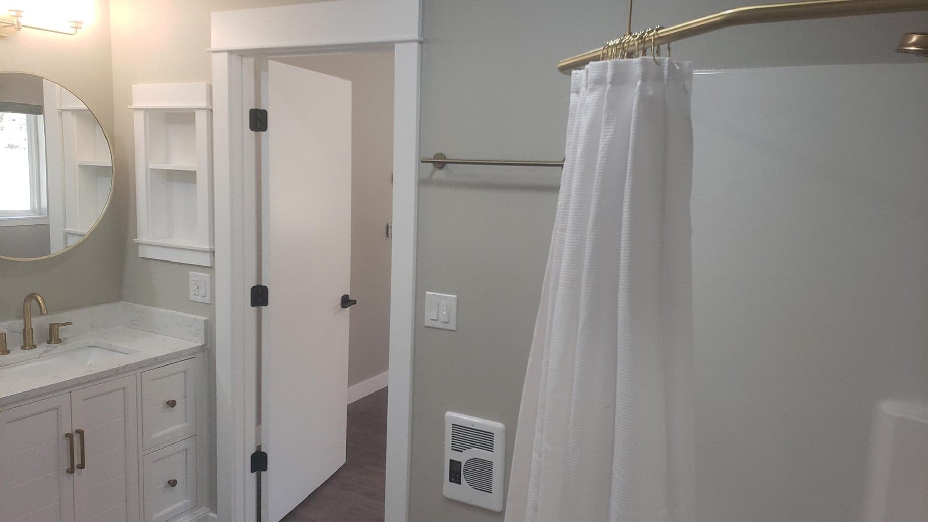 ADU's Full bathroom with walk in closet.